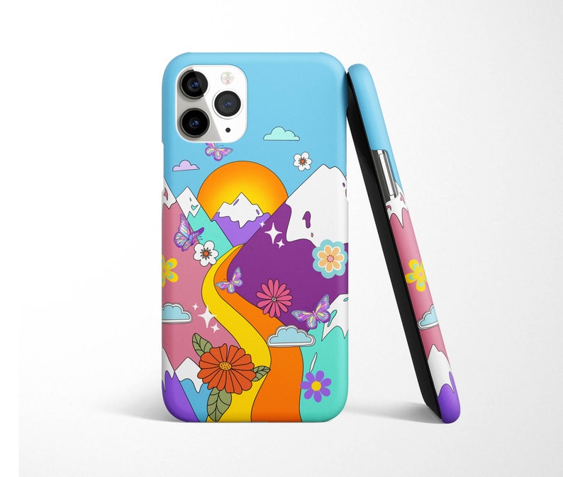 K&ouml;nnte beinhalten: Eine farbenfrohe Handyh&uuml;lle mit einem Retro-Design, das eine Bergkette, einen gewundenen gelben Weg, Schmetterlinge und Blumen zeigt. Die H&uuml;lle hat einen blauen Hintergrund mit einer wei&szlig;en und orangefarbenen Sonne.