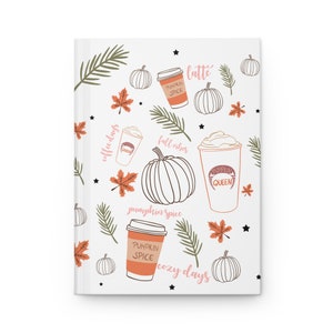 Może przedstawiać: Białe tło z wzorem jesiennych ilustracji. Ilustracje obejmują dynie, kubki do kawy, liście i gwiazdki. Wzór zawiera tekst "coffee days", "latte", "fall vibes", "pumpkin spice", "cozy days" i "PUMPKIN QUEEN".