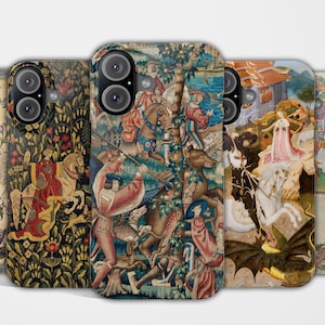 Puede incluir: Cinco fundas para teléfono con diseños de tapices medievales. Las fundas presentan escenas con figuras a caballo, patrones florales e ilustraciones detalladas en tonos rojos, azules, verdes y dorados. Las fundas tienen recortes para la cámara.