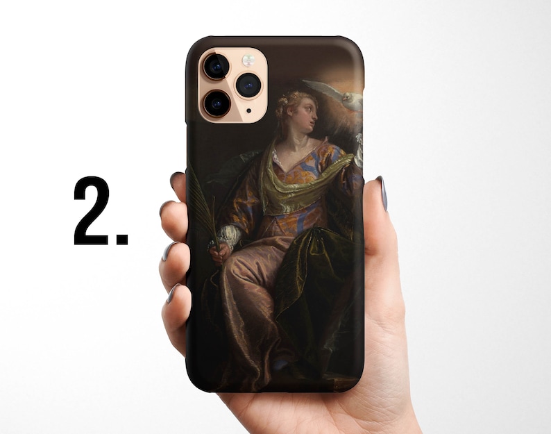 Pode incluir: Uma capa de telefone com uma pintura de uma mulher com uma t&uacute;nica colorida e um p&aacute;ssaro branco em seu ombro. O fundo &eacute; escuro e a mulher &eacute; o ponto focal da imagem.