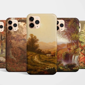 以下が含まれることがあります： 秋の風景のデザインが施された、異なる5つのiPhoneケース。ケースには、森の小道、山脈、滝、シダなど、さまざまなシーンが描かれています。ケースはすべて金色です。