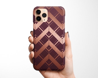 Puede incluir: Una funda para teléfono de color burdeos y oro rosa con un patrón geométrico. La funda tiene un acabado de metal cepillado.