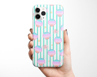 Pode incluir: Uma capa branca para iPhone com um padrão de conchas de mar rosa pastel, azul e roxo e polvos rosa em um fundo listrado turquesa e branco.