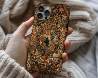 Puede incluir: Funda de teléfono decorativa con un diseño de tapiz detallado en tonos marrón, beige, rojo y azul. La funda tiene una estética vintage con patrones florales y ornamentados, y un recorte para la lente de la cámara.