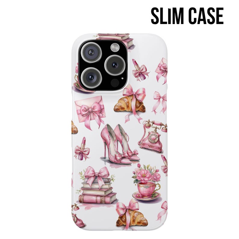 Pode incluir: Capa de telefone fina branca com um padr&atilde;o repetido de la&ccedil;os rosa, saltos altos, croissants, x&iacute;caras de ch&aacute; e um telefone vintage. A capa tem as palavras "SLIM CASE" em preto.