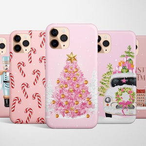 Puede incluir: Cinco fundas de iPhone rosas diferentes con diseños navideños. Los diseños incluyen un patrón de bastones de caramelo, un árbol de Navidad rosa, un coche vintage con una corona y regalos, un cascanueces y un paisaje urbano con el texto "Christmas Time".