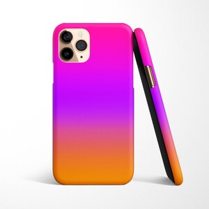 Pu&ograve; includere: Una custodia per telefono con un design sfumato, che passa dal rosa al viola all'arancione. La custodia ha un ritaglio per l'obiettivo della fotocamera.