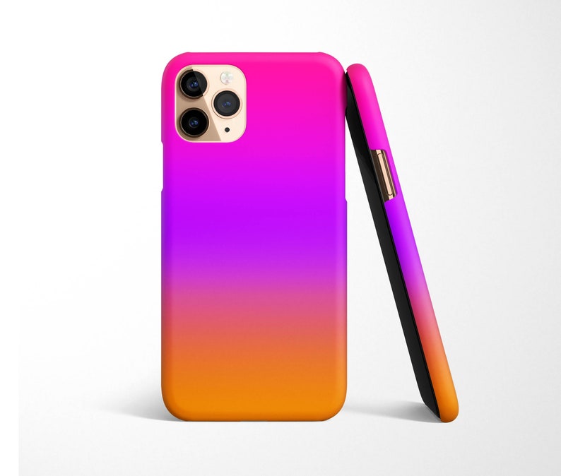 Pu&ograve; includere: Una custodia per telefono con un design sfumato, che passa dal rosa al viola all'arancione. La custodia ha un ritaglio per l'obiettivo della fotocamera.