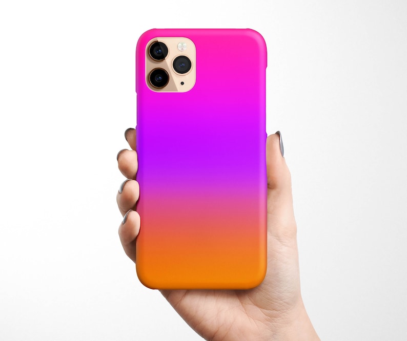 Pu&ograve; includere: Una custodia per telefono con un design sfumato, che passa dal rosa al viola all'arancione. La custodia ha un ritaglio per l'obiettivo della fotocamera.