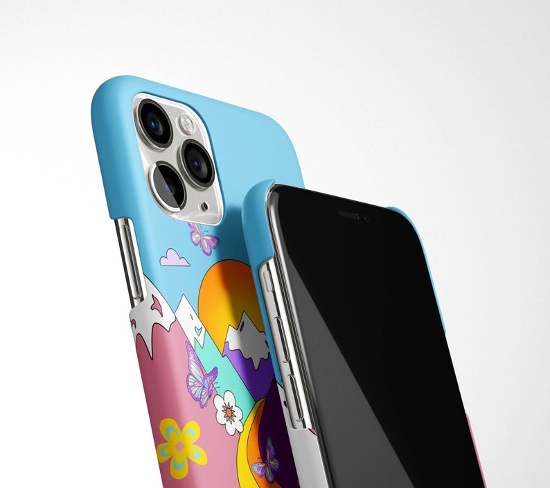 K&ouml;nnte beinhalten: Eine Handyh&uuml;lle mit einem farbenfrohen Design mit Bergen, einer Sonne, Schmetterlingen und Blumen. Die H&uuml;lle ist aus weichem, flexiblem Material und kompatibel mit dem iPhone 13 Pro.