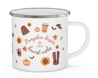 Puede incluir: Taza de esmalte blanco con borde plateado con un diseño de temática otoñal. La taza tiene un asa marrón y presenta ilustraciones de calabazas, girasoles, botas, tazas de café y murciélagos. El texto en la taza dice "Pumpkin kisses -and- harvest wishes".