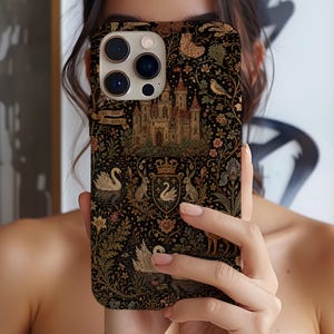 Könnte beinhalten: Eine schwarze Smartphone-Hülle mit einem detaillierten Druck im Wandteppich-Stil, der eine mittelalterliche Burg, Schwäne, Hasen und florale Motive zeigt. Das Design enthält ein zentrales Wappen mit Krone und den lateinischen Text SIC ITUR AD ASTRA.