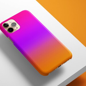 Pu&ograve; includere: Una custodia per telefono con gradiente rosa, viola e arancione per un iPhone.