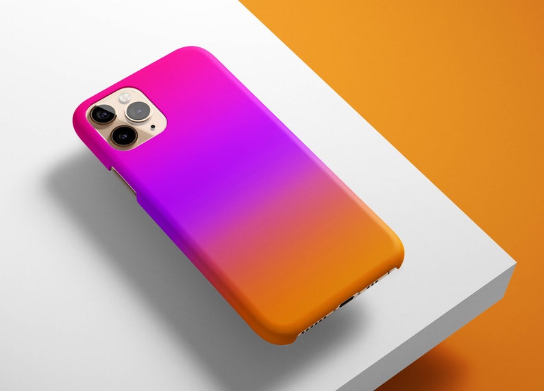 Pu&ograve; includere: Una custodia per telefono con gradiente rosa, viola e arancione per un iPhone.