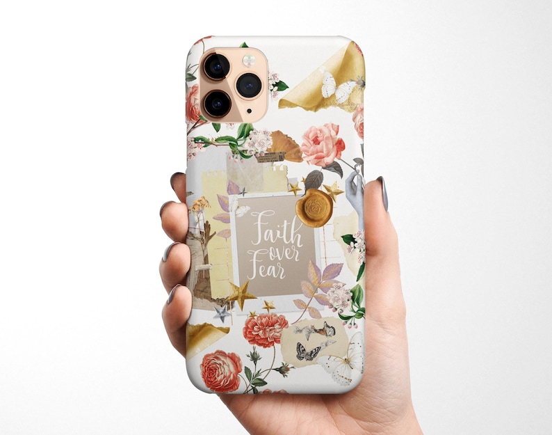 Op de afbeelding: Witte iPhone-hoes met een bloemenpatroon en de tekst "Faith over Fear".