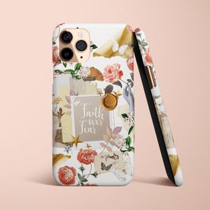 Op de afbeelding: Een witte iPhone-hoes met een bloemenpatroon en de tekst "Faith over Fear". De hoes heeft een collage-stijl met afbeeldingen van bloemen, vlinders en vintage papier.