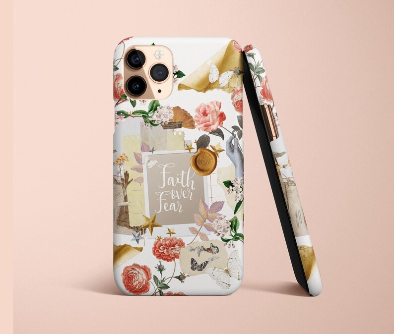 Op de afbeelding: Een witte iPhone-hoes met een bloemenpatroon en de tekst "Faith over Fear". De hoes heeft een collage-stijl met afbeeldingen van bloemen, vlinders en vintage papier.