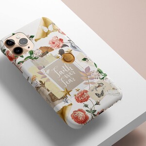 Op de afbeelding: Een witte iPhone-hoes met een collage-ontwerp met bloemen, vlinders, sterren en de tekst "Faith over Fear".