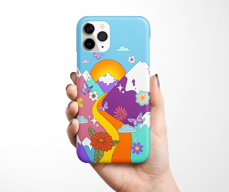 K&ouml;nnte beinhalten: Eine Handyh&uuml;lle mit einem farbenfrohen Design, das eine Bergkette, eine gelbe Sonne, Schmetterlinge und Blumen zeigt. Die H&uuml;lle ist blau mit einem wei&szlig;en Rand.