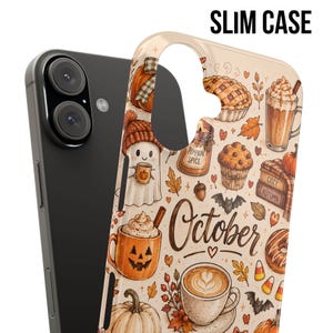 K&ouml;nnte beinhalten: Eine schlanke Smartphone-H&uuml;lle mit cremefarbenem Hintergrund und einem wiederkehrenden Muster aus herbstlichen Illustrationen, darunter K&uuml;rbisse, ein Geist, Kaffeetassen, ein Kuchen und das Wort October in brauner Schreibschrift.