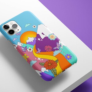 K&ouml;nnte beinhalten: Eine farbenfrohe Handyh&uuml;lle mit einer psychedelischen Bergszene, Schmetterlingen, Blumen und Wolken. Die H&uuml;lle ist f&uuml;r ein iPhone konzipiert.