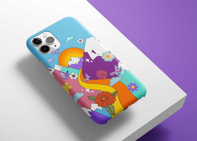 K&ouml;nnte beinhalten: Eine farbenfrohe Handyh&uuml;lle mit einer psychedelischen Bergszene, Schmetterlingen, Blumen und Wolken. Die H&uuml;lle ist f&uuml;r ein iPhone konzipiert.