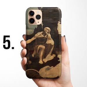 Pode incluir: Uma capa de telefone com uma pintura de um homem com uma t&uacute;nica marrom sentado em uma rocha. A pintura &eacute; de estilo vintage e tem uma apar&ecirc;ncia desbotada.