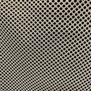 Puede incluir: Tela de malla blanca con fondo negro. La malla est&aacute; hecha de peque&ntilde;os agujeros espaciados uniformemente.
