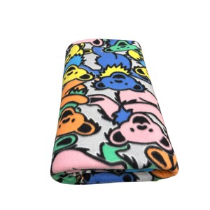 Puede incluir: Manta de forro polar plegada con un patr&oacute;n repetido de ilustraciones de osos coloridos en tonos rosa, naranja, amarillo, azul y verde sobre un fondo gris. La manta est&aacute; doblada cuidadosamente, mostrando el dise&ntilde;o vibrante.