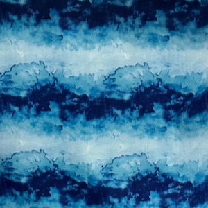 Puede incluir: Patrón abstracto de acuarela en tonos azules. El diseño presenta bandas horizontales de diferentes tonos, desde azul cielo claro hasta azul marino profundo, creando un efecto texturizado similar a las nubes. La estética general es artística y evoca una sensación de profundidad.