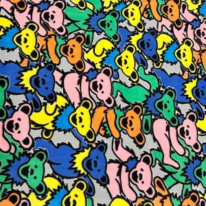 Puede incluir: Un patr&oacute;n colorido con osos bailarines en varios colores, incluyendo amarillo, naranja, rosa, verde y azul, sobre un fondo gris. Los osos tienen un dise&ntilde;o estilizado, con una cara sonriente y un patr&oacute;n en zigzag en el pecho.