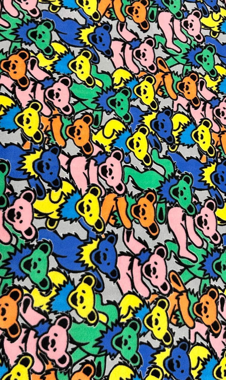 Puede incluir: Un patr&oacute;n colorido con osos bailarines en varios colores, incluyendo amarillo, naranja, rosa, verde y azul, sobre un fondo gris. Los osos tienen un dise&ntilde;o estilizado, con una cara sonriente y un patr&oacute;n en zigzag en el pecho.