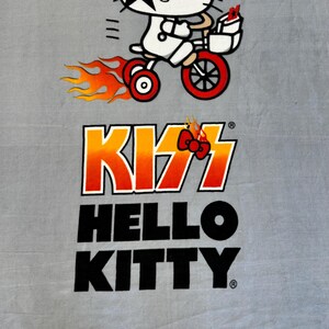 KISS Hello Kitty tygpanel – Rockband trehjuling design, licensierat tryck, säljs per panel