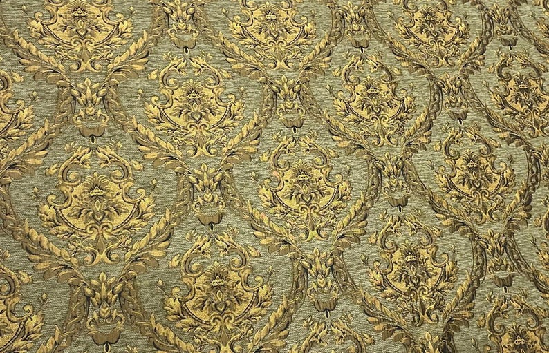 Puede incluir: Primer plano de una tela con un patr&oacute;n de damasco repetido. El dise&ntilde;o presenta motivos florales dorados y marrones sobre un fondo verde apagado. La tela tiene una apariencia texturizada, lo que sugiere un material tejido.