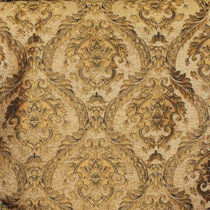 Puede incluir: Primer plano de una tela tejida con un patr&oacute;n de damasco repetido. El dise&ntilde;o presenta motivos florales y de hojas ornamentados y sim&eacute;tricos en tonos dorados, marrones y beige, creando una est&eacute;tica vintage texturizada.