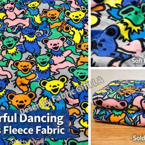 Puede incluir: Tela de forro polar colorida con osos bailarines en varios colores como azul, amarillo, naranja y rosa sobre un fondo gris. La tela es suave y se vende por yarda. La imagen tambi&eacute;n muestra una pila doblada de la tela.