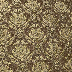 Puede incluir: Primer plano de una tela marr&oacute;n con un patr&oacute;n de damasco dorado repetido. El dise&ntilde;o presenta motivos florales y de volutas ornamentados, creando una apariencia lujosa y texturizada. Adecuado para tapicer&iacute;a, cortinas o proyectos decorativos.