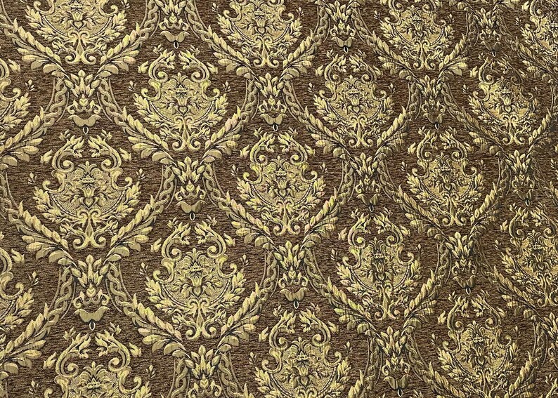 Puede incluir: Primer plano de una tela marr&oacute;n con un patr&oacute;n de damasco dorado repetido. El dise&ntilde;o presenta motivos florales y de volutas ornamentados, creando una apariencia lujosa y texturizada. Adecuado para tapicer&iacute;a, cortinas o proyectos decorativos.