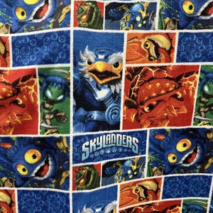 Tkanina polarowa Skylanders Characters/Sprzedawana na wymiar/Szerokość: 58 cali/Polar anty-pillingowy/Idealny na koc, narzutę na łóżko
