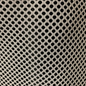 Puede incluir: Tela de malla blanca con un patr&oacute;n repetitivo de peque&ntilde;os agujeros redondos. La tela est&aacute; tejida en un patr&oacute;n apretado y uniforme, creando un material duradero y transpirable.