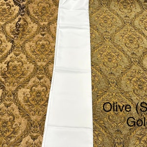 Puede incluir: Una tela rectangular blanca se encuentra sobre un fondo estampado. El fondo presenta un dise&ntilde;o de damasco en tonos marr&oacute;n claro y dorado. El texto a la izquierda dice "Light Brown/Gold" y a la derecha "Olive (Sage)/Gold".