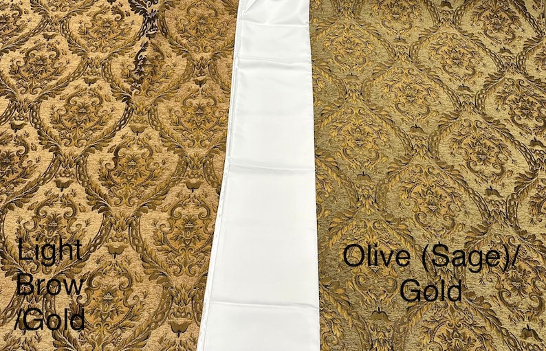 Puede incluir: Una tela rectangular blanca se encuentra sobre un fondo estampado. El fondo presenta un dise&ntilde;o de damasco en tonos marr&oacute;n claro y dorado. El texto a la izquierda dice "Light Brown/Gold" y a la derecha "Olive (Sage)/Gold".