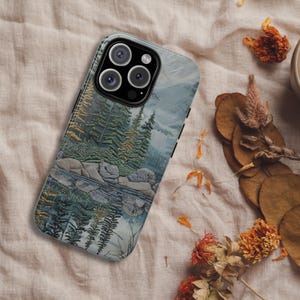 Custodia per telefono con ricamo in stile letto del fiume con rocce per iPhone 15 14 13 12 floreale vintage, pini, natura boscosa