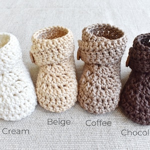 Pode incluir: Quatro pares de sapatinhos de beb&eacute; de croch&ecirc; nas cores creme, bege, caf&eacute; e chocolate. Cada sapatinho tem um detalhe de bot&atilde;o.