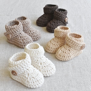 Pode incluir: Seis pares de botinhas de beb&eacute; em croch&ecirc; em castanho, bege e branco com um detalhe de bot&atilde;o. As botinhas s&atilde;o feitas com um padr&atilde;o de ponto texturizado.