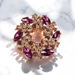2,25 GROSSE LILA STRASS KRISTALL BLUME VINTAGE LOOK BROSCHE Große Lilafarbene Strass-Brosche Mit Kristall-Blume – Vintage-Look | 2,25 Zoll, NEU Mit Etikett Strass Brosche