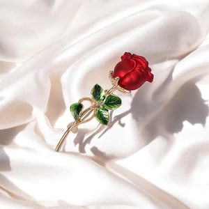Broche de Rosa Vermelha: Design Vintage, Banhado a Ouro Rosa