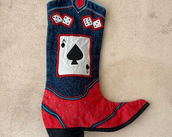 Calza di Natale vintage con stivali da cowboy e design di carte da gioco e dadi