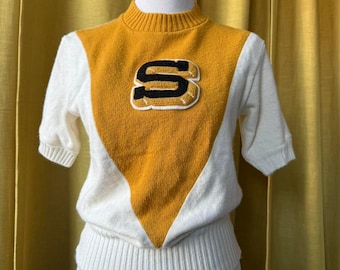 Maglione vintage da cheerleader anni '60 / Top universitario con motivo a V dorato / Maglia in ciniglia con lettera S / Maniche corte bianco sporco, stile retrò, taglia piccola
