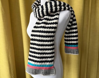 Sciarpa vintage in maglia a righe bianche e nere con dettagli rosa e blu